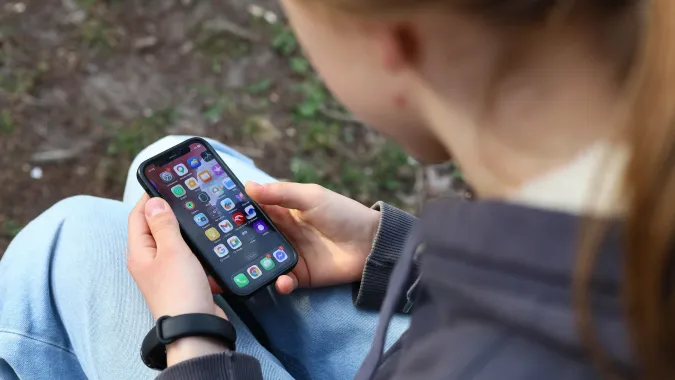 Dziecko i smartfon (zdjęcia ilustracyjne). Fot. PAP/Szymon Pulcyn