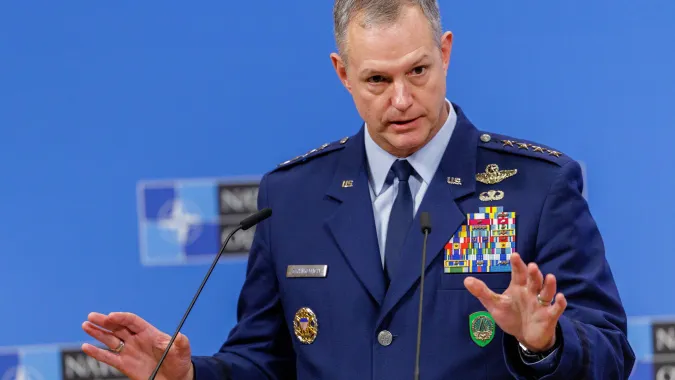 Dowódca sił NATO w Europie gen. Alexus G. Grynkewich. Fot. PAP/EPA/OLIVIER MATTHYS