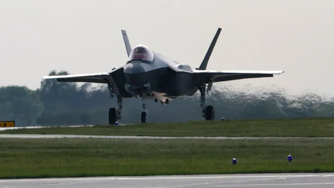 Lądowanie jednego z nowych polskich samolotów F-35 podczas powitania pierwszych polskich maszyn tego typu w 32. Bazie Lotnictwa Taktycznego w Łasku Fot. PAP/Marian Zubrzycki