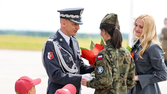  Dowódca Operacyjny Rodzajów Sił Zbrojnych gen. dyw. pil. Ireneusz Nowak, żona ministra obrony narodowej Paulina Kosiniak-Kamysz oraz wdowa po mjr. Krakowianie dr kpt. Magdalena Krakowian Fot. PAP/Marian Zubrzycki