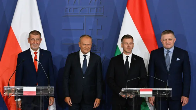 Od lewej: premier Czech Andrej Babis, premier Polski Donald Tusk, premier Węgier Peter Magyar i premier Słowacji Robert Fico. Fot. PAP/EPA/ROBERT HEGEDUS