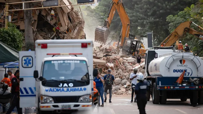 Karetki i służby na miejscu trzęsienia ziemi Fot. PAP/EPA/Ronald Peña R