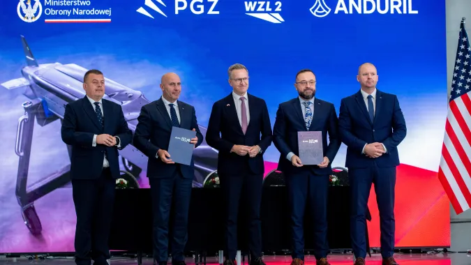 Od lewej: wiceprezes PGZ S.A. Piotr Zawieja, prezes PGZ S.A. Adam Leszkiewicz, wiceprezes, dyrektor ds. Europy kontynentalnej w Anduril Industries Brian Moran, prezes Wojskowych Zakładów Lotniczych Jakub Gazda oraz prokurent WZL, dyrektor Zakładu Lotnictwa Wojskowego Piotr Czyżak. Fot. PAP/Agnieszka Bielecka