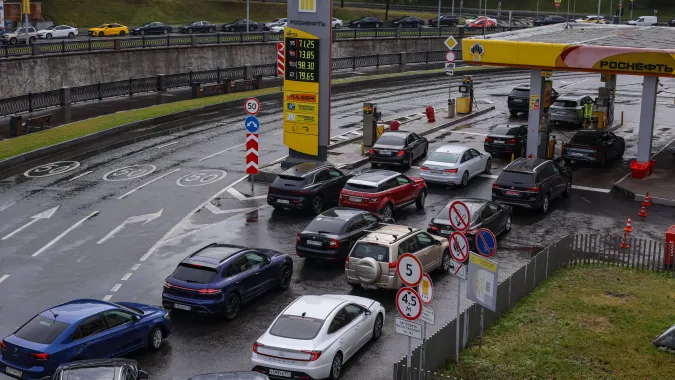 Niedobory paliw są efektem ukraińskich ataków na rosyjskie rafinerie i infrastrukturę naftową. Fot. PAP/EPA/	SERGEI ILNITSKY