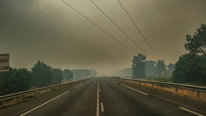 Dym znad palących się lasów we Francji Fot. PAP/EPA/ASTRID LAGOUGINE