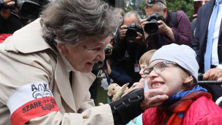 Warszawa, 18.05.2018. Uczestniczka Powstania Warszawskiego Wanda Traczyk-Stawska (L) rozmawia z protestującymi niepełnosprawnymi i ich opiekunami, 18 bm. przed Sejmem. (mr) Fot. PAP/Paweł Supernak
