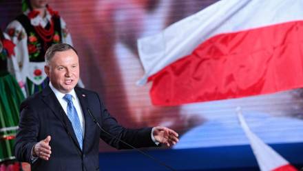 Łowicz, 28.06.2020. Wybory prezydenckie 2020. Ubiegający się o reelekcję prezydent RP Andrzej Duda w sztabie wyborczym PiS w Łowiczu. Fot. PAP/Radek Pietruszka