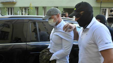 Były minister transportu Sławomir Nowak doprowadzany na posiedzenie aresztowe w Sądzie Rejonowym w Warszawie. Fot. PAP/Radek Pietruszka