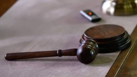 Młotek sędziowski. Fot. PAP/Jakub Kaczmarczyk