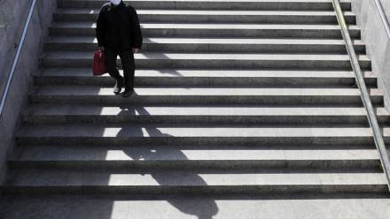 Mężczyzna w maseczce ochronnej w Warszawie. Fot. PAP/Paweł Supernak