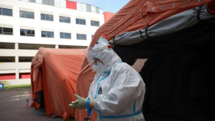 Personel medyczny podczas pracy na Szpitalnym Oddziale Ratunkowym Centralnego Szpitala Klinicznego MSWiA w Warszawie. Fot. PAP/Leszek Szymański