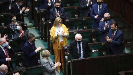 Wicepremier Jarosław Kaczyński (C), wicemarszałek Sejmu Małgorzata Gosiewska (C-L) i minister obrony narodowej Mariusz Błaszczak (P) na sali obrad Sejmu. Fot. PAP/Wojciech Olkuśnik