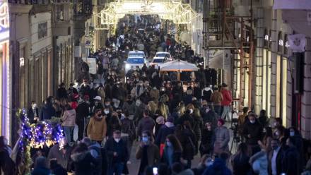  Ludzie chodzą po centrum miasta, aby zrobić świąteczne zakupy w czasie drugiej fali pandemii koronawirusa Covid-19, w Rzymie, Włochy, 20 grudnia 2020 r. Rząd włoskiego premiera Giuseppe Conte ogłosił 18 grudnia ograniczenia, które wprowadzą Włochy w jakąś formę o zamknięciu w okresie świątecznym, aby zatrzymać kontakty społeczne w okresie świątecznym, próbując uniknąć trzeciej fali zarażenia COVID-19 w kraju. Fot. PAP/EPA / MASSIMO PERCOSSI 
