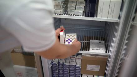 Fiolki ze szczepionką przeciwko Covid-19. Fot. PAP/Leszek Szymański