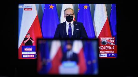  Minister zdrowia Adam Niedzielski podczas konferencji prasowej transmitowanej z siedziby KPRM w Warszawie Fot. PAP/Marcin Obara