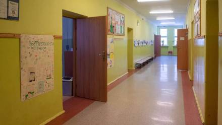 Szkoła Podstawowa nr 111 w Łodzi. W placówce trwają przygotowania do powrotu uczniów klas I-III.  Fot. PAP/Grzegorz Michałowski