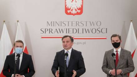  Minister sprawiedliwości, prokurator generalny, lider Solidarnej Polski Zbigniew Ziobro (C), wiceminister sprawiedliwości Sebastian Kaleta (P) i wiceminister klimatu i środowiska Jacek Ozdoba (L). Fot. PAP/Paweł Supernak