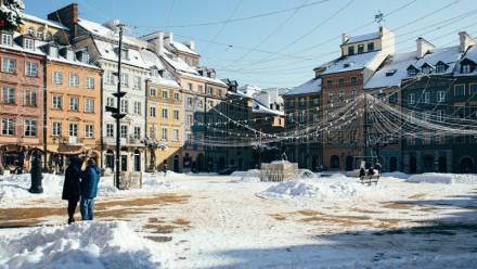 Stare Miasto w zimowej szacie. Fot. PAP/Albert Zawada