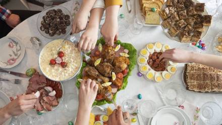  Grupa przyjaciół, członków Nyirseg Dance Ensemble, siedzi przy wielkanocnym stole w domu na Węgrzech.  Fot. PAP/ EPA / Attila Balazs