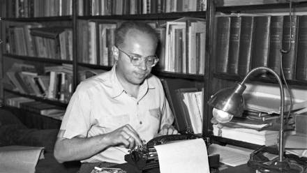 Kraków 08.1957. Polski pisarz, przedstawiciel polskiej fantastyki naukowej, filozof, futurolog i eseista Stanisław Lem w swoim mieszkaniu przy ulicy Bonerowskiej 5. gr PAP/Tadeusz Link