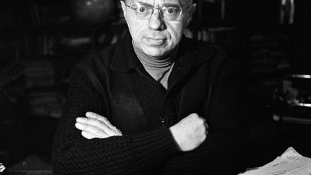 Kraków 04.1973. Polski pisarz, filozof i futurolog Stanisław Lem, w swoim domu na podkrakowskim osiedlu Kliny, przy ul. Narwik. meg PAP/Maciej Musiał-AR