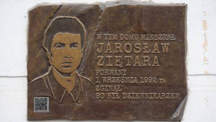 Tablica pamiątkowa poświęcona dziennikarzowi. Fot. PAP/Jakub Kaczmarczyk