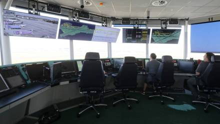 Wieża kontroli lotów w siedzibie Polskiej Agencji Żeglugi Powietrznej w Warszawie. Fot. PAP/Paweł Supernak