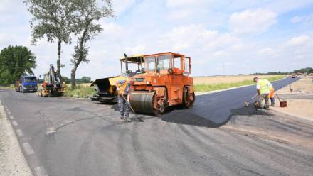 Większość środków  przeznaczona będzie na poprawę infrastruktury drogowej. Fot.PAP/Tomasz Wojtasik (zdjęcie ilustracyjne)