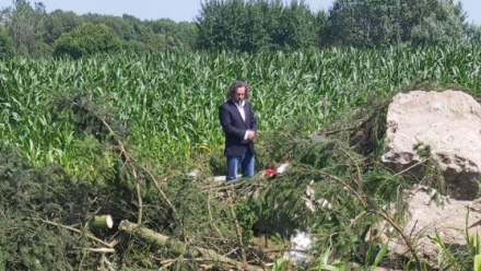 Zniszczony pomnik na mogile żołnierzy AK w Stryjówce pod Grodnem, Fot. Twitter/Łukasz Jasina