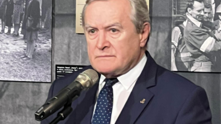 Piotr Gliński podczas otwarcia wystawy poświęconej rzezi Woli, Fot. Twitter/Ministerstwo Kultury i Dziedzictwa Narodowego