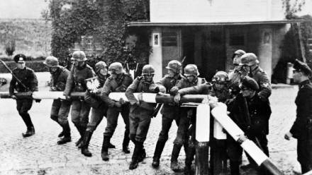 Łamanie szlabanu granicznego przez żołnierzy niemieckiej armii, 1939 r. Fot. PAP/Reprodukcja