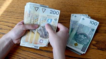 Parlament Europejski uchwalił przepisy o minimalnym wynagrodzeniu pracowników w UE Fot. PAP/Marcin Bielecki