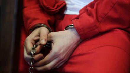 Mężczyzna w kajdankach. Fot. PAP/Roman Zawistowski