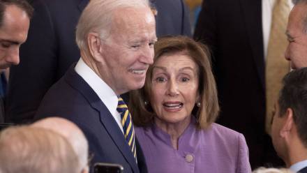 Joe Biden i Nancy Pelosi, Fot. PAP/EPA/MICHAEL REYNOLDS