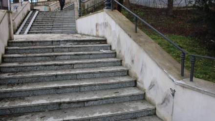 Po tych schodach pijany zjeżdżał BMW Fot. podkarpacka.policja.gov.pl