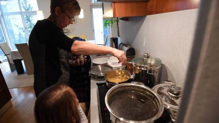 Przygotowania kolacji wigilijnej. Fot. PAP/Bartłomiej Zborowski