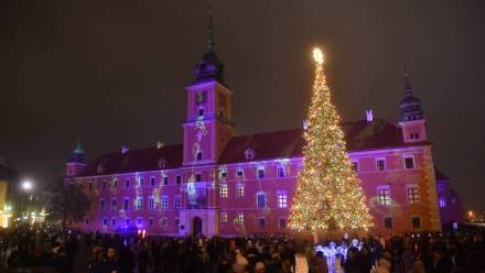 Uroczystość włączenia lampek na bożonarodzeniowej choince na placu Zamkowym w Warszawie, fot. PAP/Radek Pietruszka