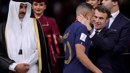 Emmanuel Macron usiłował pocieszać Kyliana Mbappe po przegranym finale Fot. Friedemann Vogel/PAP/EPA