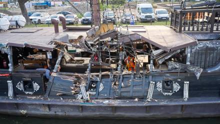 Uszkodzony turystyczny statek "Czarna Perła" po zderzeniu z pogłębiarką na Motławie Fot. PAP/Adam Warżawa