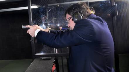 Minister sprawiedliwości, prokurator generalny Zbigniew Ziobro podczas ćwiczeń strzeleckich funkcjonariuszy SW w ramach konferencji prasowej "Służba Więzienna dla obronności kraju" w Ośrodku Szkolenia Służby Więziennej w Popowie-Parcelach. Fot. PAP/Andrzej Lange