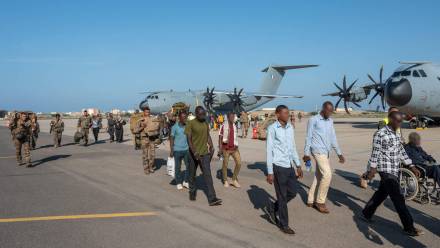 Trwa operacja ewakuacji z Chartumu, fot. PAP/Abaca