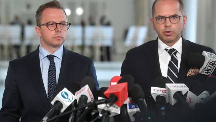 Posłowie KO Dariusz Joński i Michał Szczerba podczas konferencji prasowej w Sejmie Fot. PAP/Piotr Nowak