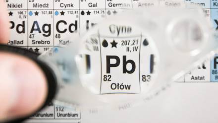 Ołów na tablicy z układem okresowym pierwiastków Fot. PAP/Lech Muszyński