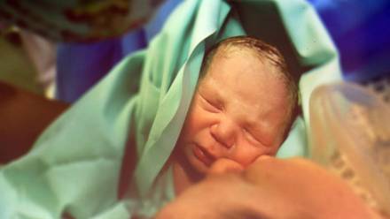 Noworodek, fot. PAP/EPA/GIORGIO BENVENUTI