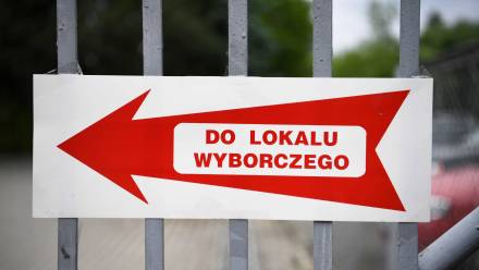 Oznaczenie dojścia do lokalu wyborczego fot. PAP/Darek Delmanowicz
