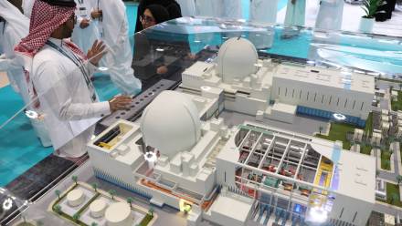 model elektrowni jądrowej Barakah w Zjednoczonych Emiratach Arabskich na wystawie World Utilities Congress w Abu Dhabi, fot. PAP/EPA/ALI HAIDER