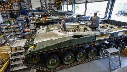 Pracownicy w fabryce Rheinmetall Fot. PAP/EPA/HANNIBAL HANSCHKE