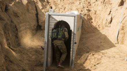 Tunele wydrążone pod Strefą Gazy, wejście od strony Izraela, fot. PAP/EPA/JACK GUEZ/POOL