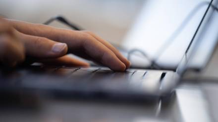 Przedłużanie profilu zaufanego online, Fot. PAP/DPA/Sebastian Gollnow