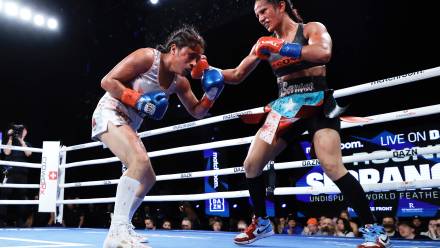 Czołowe zawodniczki chcą, by uprawiające boks kobiety miały możliwość rywalizacji w ringu w 12 rundach. Fot. PAP/EPA/	JASON SZENES